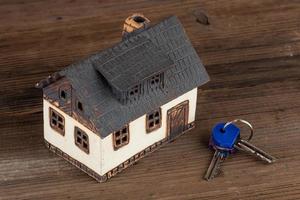 Model house and keys on table. photo