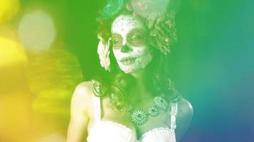 lindo mulher com personalizadas projetado doce crânio mexicano dia do a morto face faço acima video