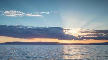 verbijsterend timelapse Bij zonsondergang over- de adriatisch zee in Kroatië video