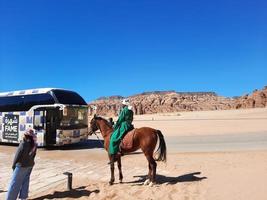 Alabama ula, saudi arabia, marzo 2023 - espada participación hombres en lado de caballo realizar saudi cultura en frente de el maraya concierto salón en Alabama ula, maraya, saudi arabia foto