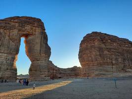 hermosa noche ver de elefante rock en al ula, saudi arabia turistas rebaño en grande números a ver elefante roca. foto