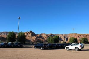 Alabama ula, saudi arabia, marzo 2023 - jeeps son estacionado a diferente lugares en el Desierto a tomar turistas a diferente lugares durante el día en Alabama ula, saudi arabia foto