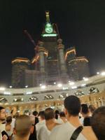 la meca, saudi arabia, marzo 2023 - durante el mes de ramadán, peregrinos desde todas terminado el mundo realizar tawaf alrededor el kabah a el masjid al haram en la meca.. foto