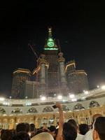 la meca, saudi arabia, marzo 2023 - durante el mes de ramadán, peregrinos desde todas terminado el mundo realizar tawaf alrededor el kabah a el masjid al haram en la meca.. foto