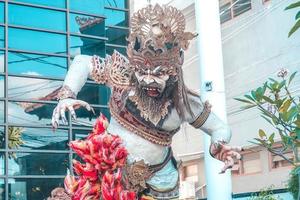 ogoh-ogoh es un balinés tradicional gigante marioneta hecho de bambú y papel maché, representando mal espíritu. es desfilaron alrededor antes de el nyepi día a sala apagado negatividad foto