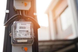 eléctrico poder metro medición poder uso. vatio hora eléctrico metro medición herramienta a polo, al aire libre electricidad para utilizar en hogar aparato monitor el de casa eléctrico energía consumo. foto