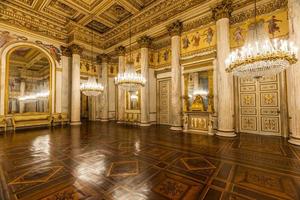 turín, Italia - romántico antiguo salón de baile interior en real palacio, 1842. foto