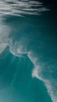 noche verde turquesa Oceano olas con espuma en el costa foto