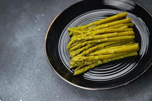 verde frijoles espárragos Listo a comer sano comida comida bocadillo en el mesa Copiar espacio comida antecedentes rústico parte superior ver ceto o paleo dieta vegetariano foto