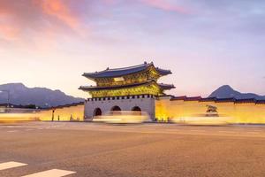 gyeongbokgung palacio en céntrico Seúl a puesta de sol foto