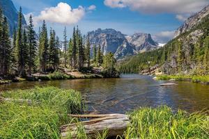 paisaje de sueño lago en rocoso montaña nacional parque en Colorado foto