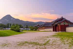 gyeongbokgung palacio en céntrico Seúl a puesta de sol foto