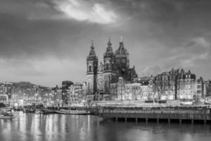 horizonte de la ciudad del centro de amsterdam. paisaje urbano en países bajos foto