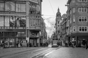 horizonte de la ciudad del centro de amsterdam. paisaje urbano en países bajos foto