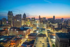 vista aérea del centro de detroit al atardecer foto