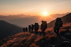 grupo de turista excursionismo en montañas. viajeros con mochilas en montañas. al aire libre actividades. creado con generativo ai foto