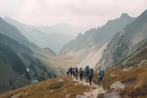 grupo de turista excursionismo en montañas. viajeros con mochilas en montañas. al aire libre actividades. creado con generativo ai foto