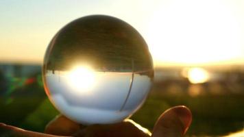 en kvinna spelar Kontakt jonglering med en glas transparent boll video