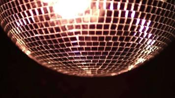 ein bunt Disko Ball mit Beleuchtung und Laser Auswirkungen video