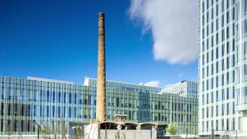 een timelapse van een nieuw kantoor gebouw in Barcelona behouden een oud industrieel schoorsteen video