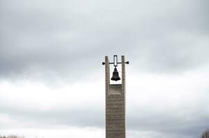 bielorrusia, minsk, marzo 2023. monumento complejo de khatyn aldea. campana, símbolo de un quemado casa foto