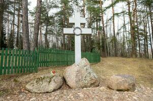 bielorrusia, minsk, marzo 2023. el monumento complejo de el pueblo de khatyn. cruzar en grande piedras foto