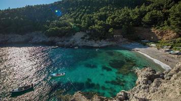 lindo de praia cena dentro Croácia com deslumbrante cristal Claro água do a adriático mar. video