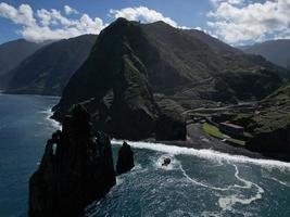 aéreo ver a el ilheus da ribeira da janela, rocas en Oceano en madeira isla, Portugal foto