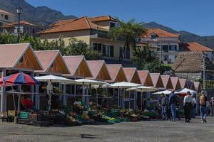 Fresco sano bio frutas y vegetales en santana mercado. Madeira, Portugal foto