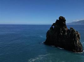 aéreo ver a el ilheus da ribeira da janela, rocas en Oceano en madeira isla, Portugal foto