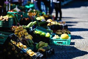 Fresco sano bio frutas y vegetales en santana mercado. Madeira, Portugal foto