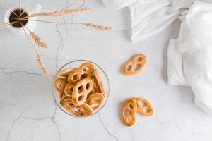 bávaro pretzels en un vaso cuenco en el mesa. bocadillo para rápido alimento. parte superior ver foto