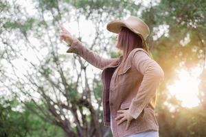 mujer asiático en bosque. foto