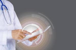 médico utilizando tableta con Internet. foto