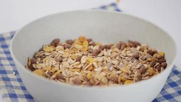 toma de detalle de granola musli en un tazón, video