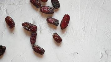 lento movimiento de fecha Fruta goteante en blanco antecedentes video