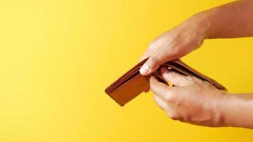 Mannhand öffnen eine leere Brieftasche mit Kopienraum. video