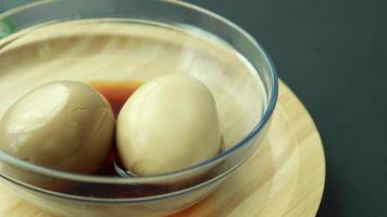 Oeuf mariné à la sauce soja dans un bol. video