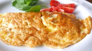 plaine Oeuf omelette sur assiette video