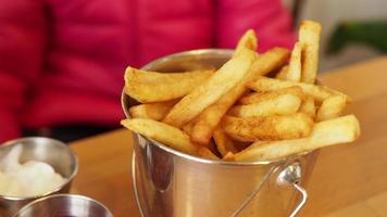 enfant main choisir français frites sur table video