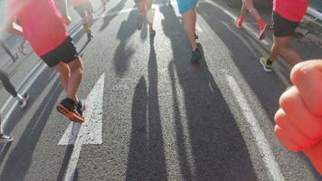 corredores competindo dentro uma 10km raça dentro barcelona, Espanha video