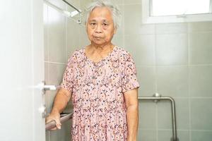 asiático mayor o mayor antiguo dama mujer paciente utilizar baño baño encargarse de seguridad en enfermería hospital, sano fuerte médico concepto.