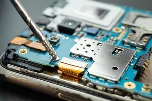 reparación y actualización de teléfonos móviles, electrónica, hardware informático y concepto de tecnología. foto