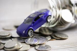 coche y monedas, coche préstamo, finanzas, ahorro dinero, seguro y arrendamiento hora conceptos. foto