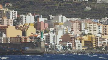 een ingezoomd in schot van de gebouwen van de kerstman cruz de la palma in de kanarie eilanden video