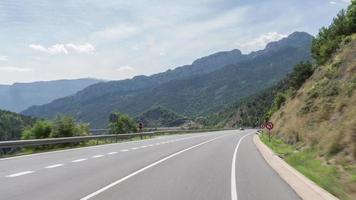 cámara adjunto a el frente de un vehículo conducción a lo largo montaña carreteras en España video
