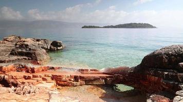 lasso di tempo di bellissimo spiaggia scena nel Croazia con sbalorditivo cristallo chiaro acqua di il Adriatico mare. video