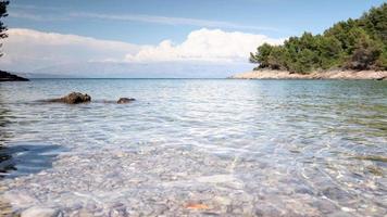 Zeitraffer von schön Strand Szene im Kroatien mit atemberaubend Kristall klar Wasser von das adriatic Meer. video