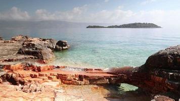 Timelapse av skön strand scen i kroatien med fantastisk kristall klar vatten av de adriatisk hav. video