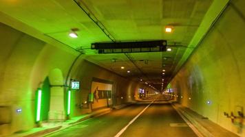 timelpase de conduite par une tunnel dans Barcelone avec lumières.